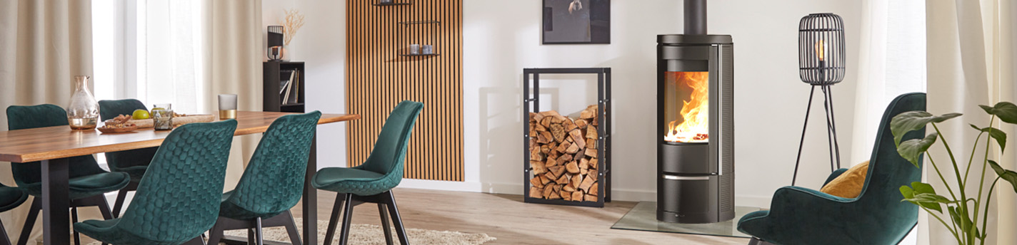 Brennender Kaminofen im gemütlichen Wohnbereich