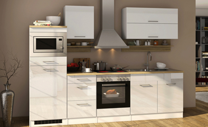 Neue Küche in weiß mit Topf und Panne am Herd und Geflügel im Rohr