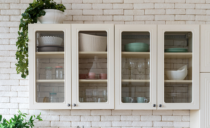 Küchenregal mit Gastüren, gefüllt mit Geschirr