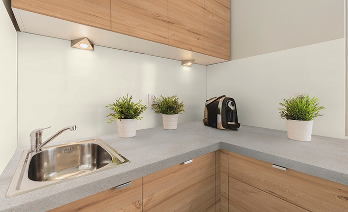 Küchentheke mit drei Topfpflanzen und einer Kaffeemaschine