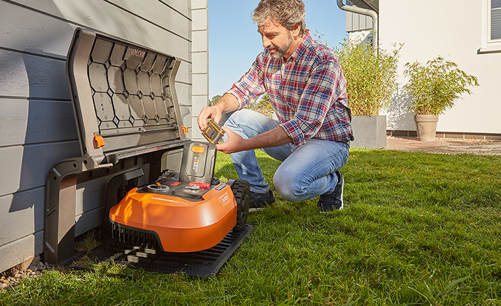 Mann benutzt Gartengerät