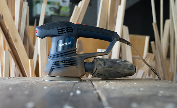 Schleifmaschine auf Werkbank