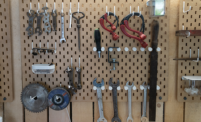 Werkstatt Wand mit verschiedenem Werkzeugen daran aufgehängt