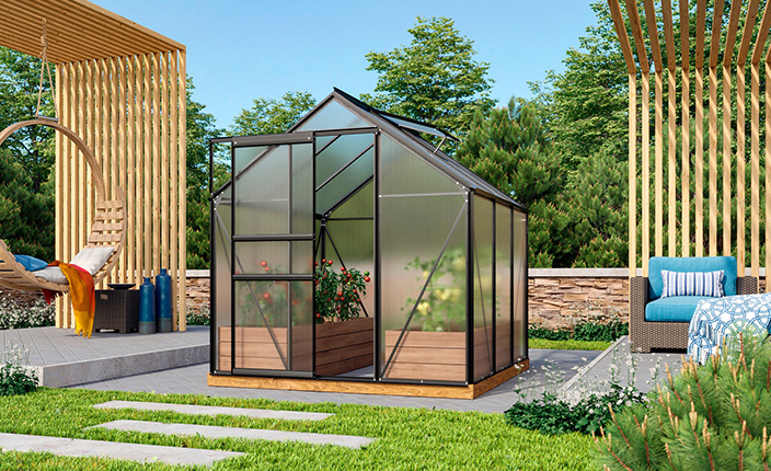 Gewächshaus in grünem Garten