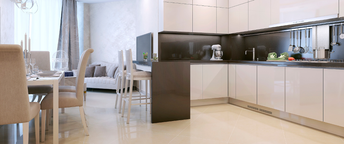 Ein moderner Küchen- und Essbereich mit hell glänzenden Fliesen auf dem Boden