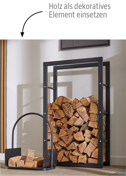 Kaminholz ordentlich in schwarzem Metallgestell gestapelt – Holz als dekoratives Element im Wohnraum.