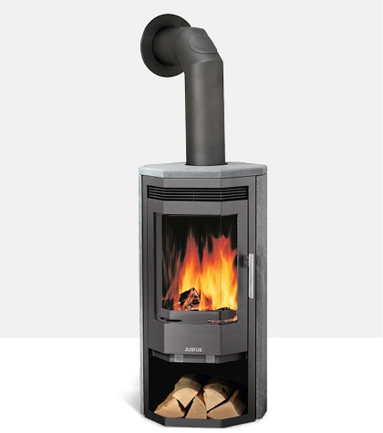 Moderner Kaminofen mit grauer Ummantelung und sichtbarem Holzlagerfach. Feuer lodert hinter der Glasscheibe.