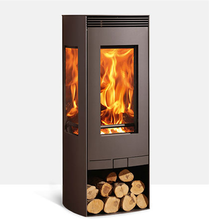 Schlanker Kaminofen ohne Verkleidung mit großer Sichtscheibe, seitlichen Feueransichten und Holzlagerfach. Feuer lodert hinter der Glasscheibe.