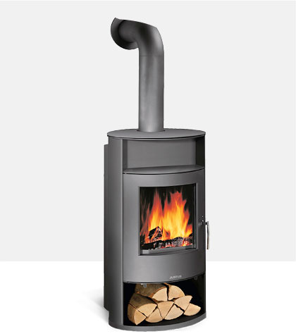 Wasserführender Kaminofen mit abgerundeter Front, Sichtfenster und integriertem Holzlagerfach.