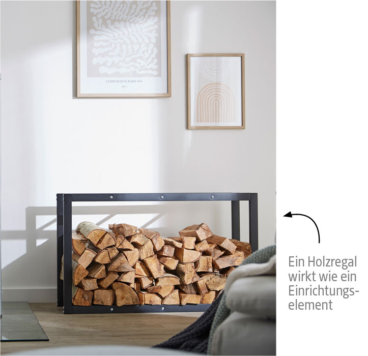 Holzregal mit Feuerholz unter modernen Wandbildern als dekoratives Einrichtungselement im Wohnraum.