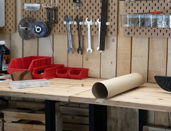 Werkbank aus Holz mit Werkzeugen an der Wand aufgehängt