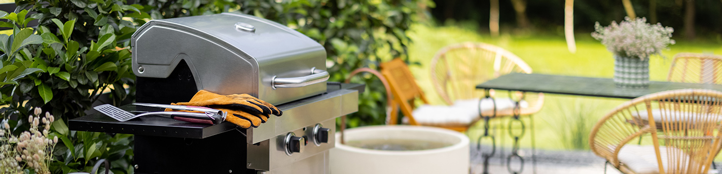 Grill steht im Garten