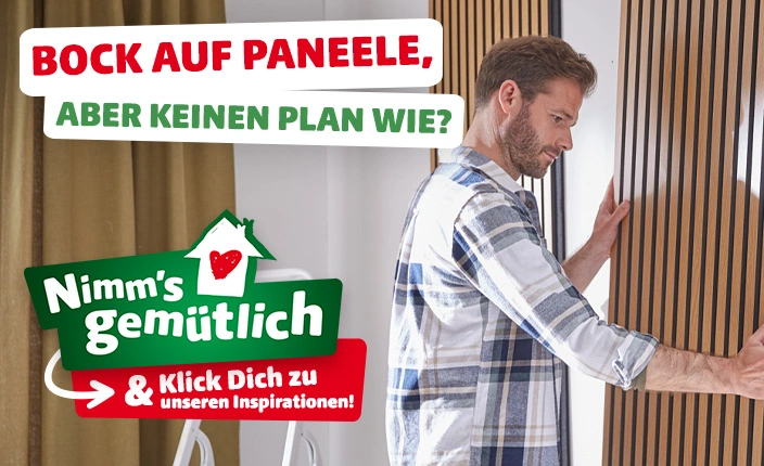 Mann hält Akustikpaneele und platziert sie an der Wand