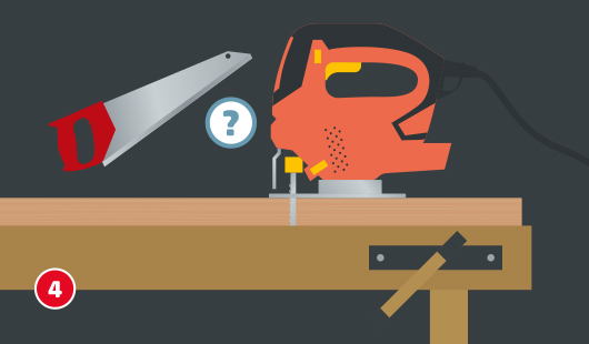 Grafik zeigt eine Werkbank mit eingespanntem Holzbrett. Darauf eine Stichsäge, daneben eine Handsäge. Ein blaues Fragezeichen-Symbol steht zwischen beiden Werkzeugen.
