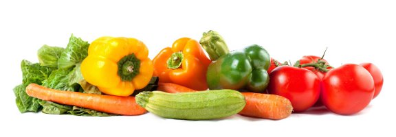 Verschiedenes frisches Gemüse liegt auf weißem Hintergrund, darunter Paprika, Tomaten, Karotten, Zucchini und Salat.