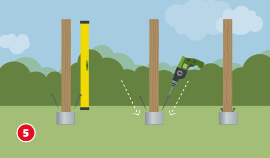 Anleitung_zaunpfosten_setzen_Schritt5.jpg Illustration mit dem Titel „Schritt 5“ einer Hagebau-Bauanleitung. Drei Holzpfosten stehen in Metallhülsen, die im Boden verankert sind. Links wird ein Pfosten mit einer Wasserwaage ausgerichtet, in der Mitte werden die seitlichen Schraubpunkte markiert, rechts wird ein Akkuschrauber gezeigt, der die Befestigung mit Schrauben darstellt. Der Hintergrund zeigt Bäume und Himmel mit Wolken. Der Schritt erklärt das Ausrichten und feste Verschrauben der Pfosten in den Halterungen.