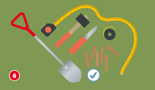 Illustration mit dem Titel „Schritt 6“ einer Hagebau-Anleitung zum Anlegen eines Kiesbeets. Gezeigt werden Werkzeuge und Materialien für die Beetumrandung: Spaten, Gummihammer, Gartenmesser, Maßband, Bandmaß, Holzpflöcke und Markierband