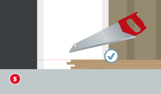 Illustration zum fünften Schritt beim Verlegen von Vinylboden. Eine Hand- oder Feinsäge kürzt den unteren Teil einer Türzarge, damit die Paneele darunter passen. Eine rote gestrichelte Linie zeigt die Schnittlinie.
