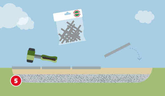 Eine schematische Darstellung zeigt das Verlegen von Steinplatten auf einem vorbereiteten Verlegebett. Die Platten werden mit einem Gummihammer in das Sandbett eingeklopft. Eine Packung mit Fugenkreuzen sorgt für gleichmäßige Abstände. Eine weitere Platte wird gerade eingesetzt. Unten links ist ein roter Kreis mit einer weißen 5