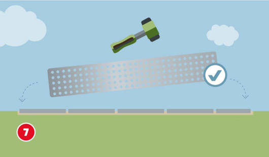 Eine schematische Darstellung zeigt das Stabilisieren der Ränder einer verlegten Terrasse mit Steinplatten. Eine gelochte Metallschiene wird mit einem Gummihammer an den Plattenrändern fixiert. Die Schiene dient zur seitlichen Stabilisierung und Begrenzung der Fläche. Unten links ist ein roter Kreis mit einer weißen 7