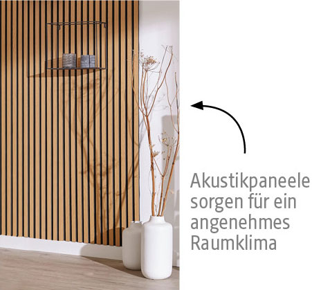 Holz-Akustikpaneele an der Wand mit Vasen im Vordergrund – gestreiftes Wanddesign verbessert das Raumklima.