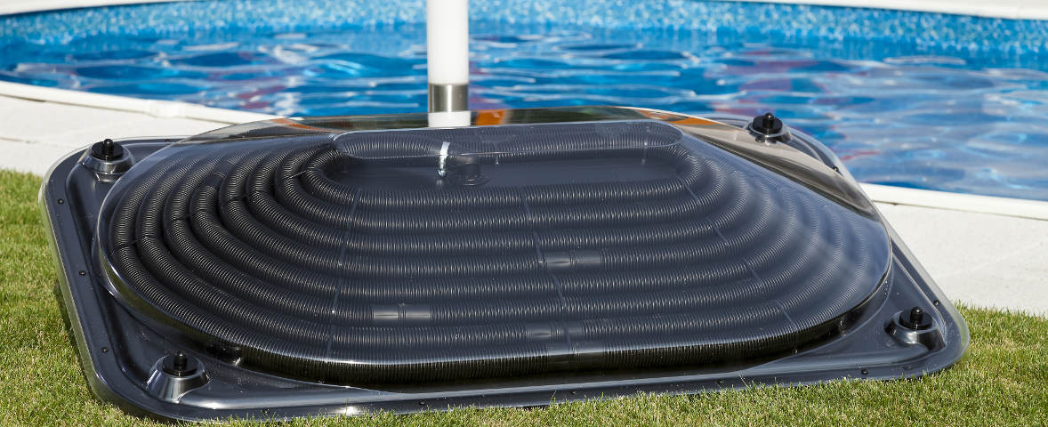 Eine schwarze Solarheizung in Spiralform, die neben einem Pool steht