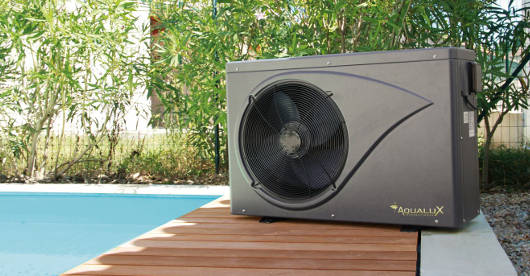 Foto einer Wärmepumpe, die an einem Pool steht